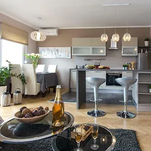 https://apartmani-violic.primorje-gorskikotar.com